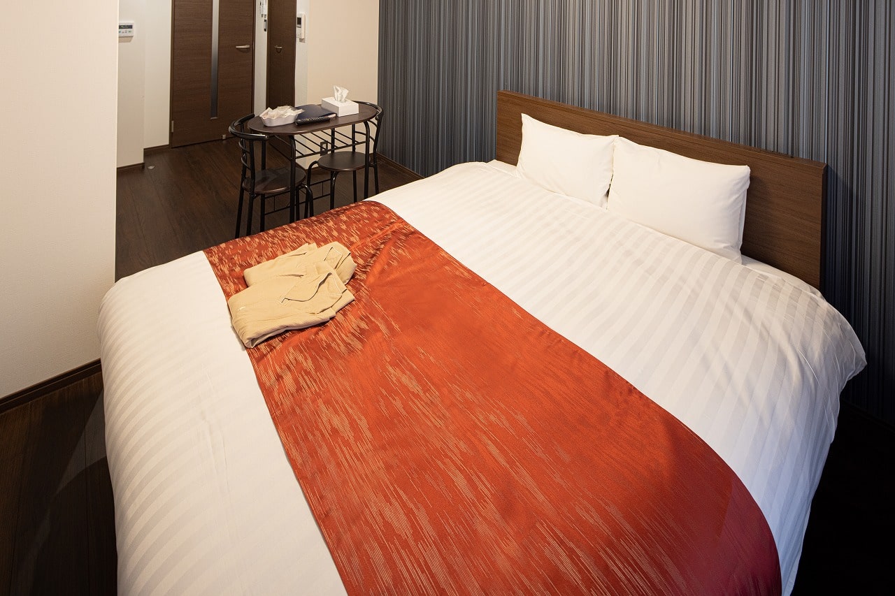 Coruscant Hotel長崎駅２スタンダードダブルルーム客室写真。クイーンベッド１台設置。