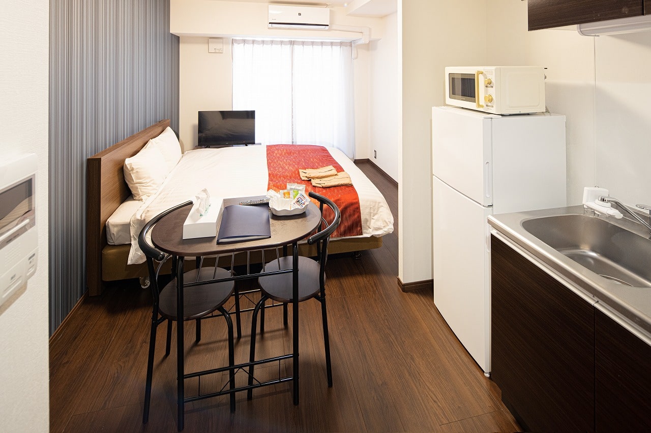 Coruscant Hotel長崎駅２スタンダードダブルルーム客室写真。クイーンベッド１台設置。