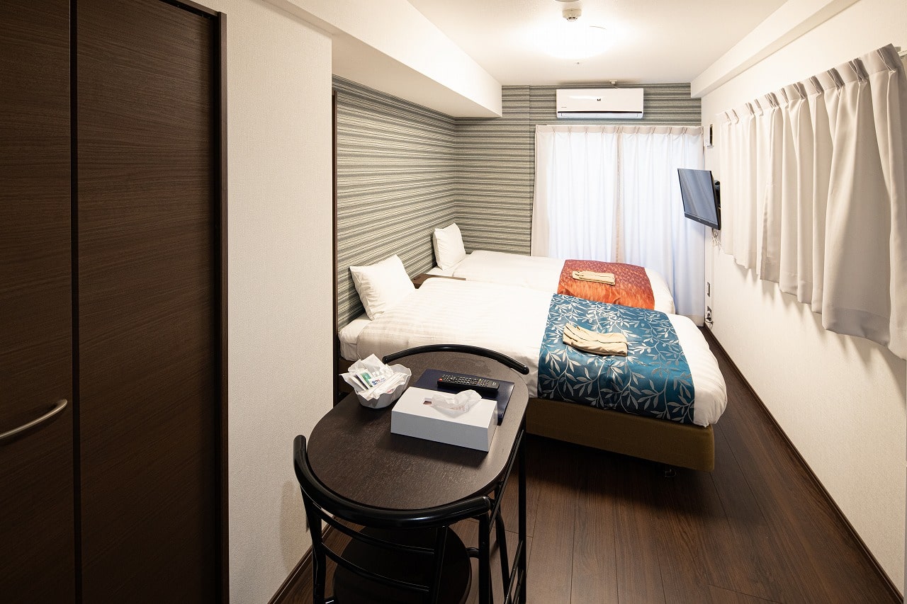 Coruscant Hotel長崎駅２スタンダードツインルーム客室写真。シングルベッド２台設置。
